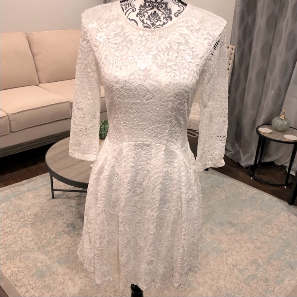 Lulu’s White Lace Dress Sleeves